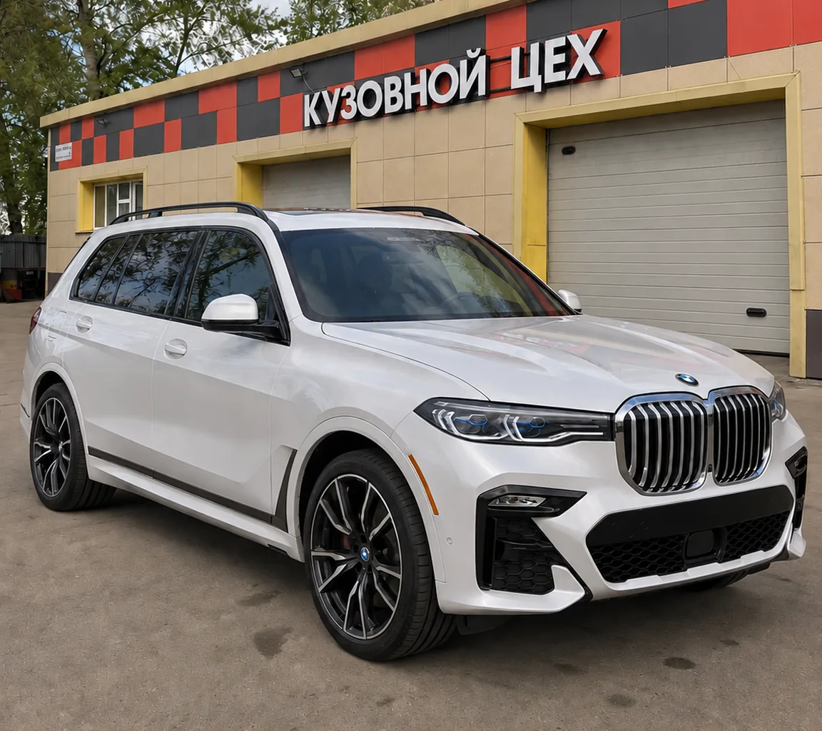 BMW X7 у ворот кузовного цеха: левый борт ровный, без повреждений