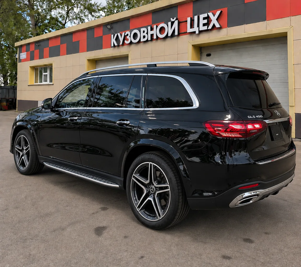 Mercedes-Benz GLS 450 у ворот кузовного цеха: левый борт ровный, без повреждений