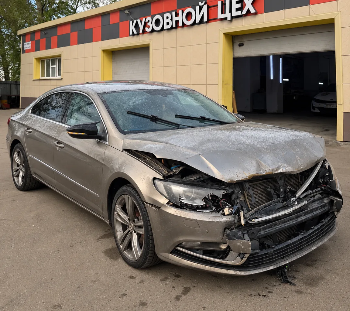 Volkswagen Passat CC до ремонта: смят капот, разбиты бампер, фары и радиаторы