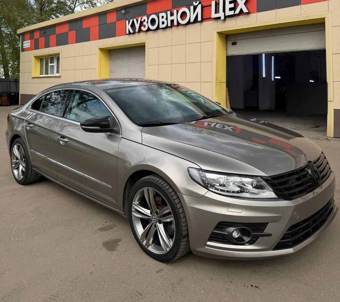 Volkswagen Passat CC после ремонта у ворот кузовного цеха: новый капот, бампер, фары